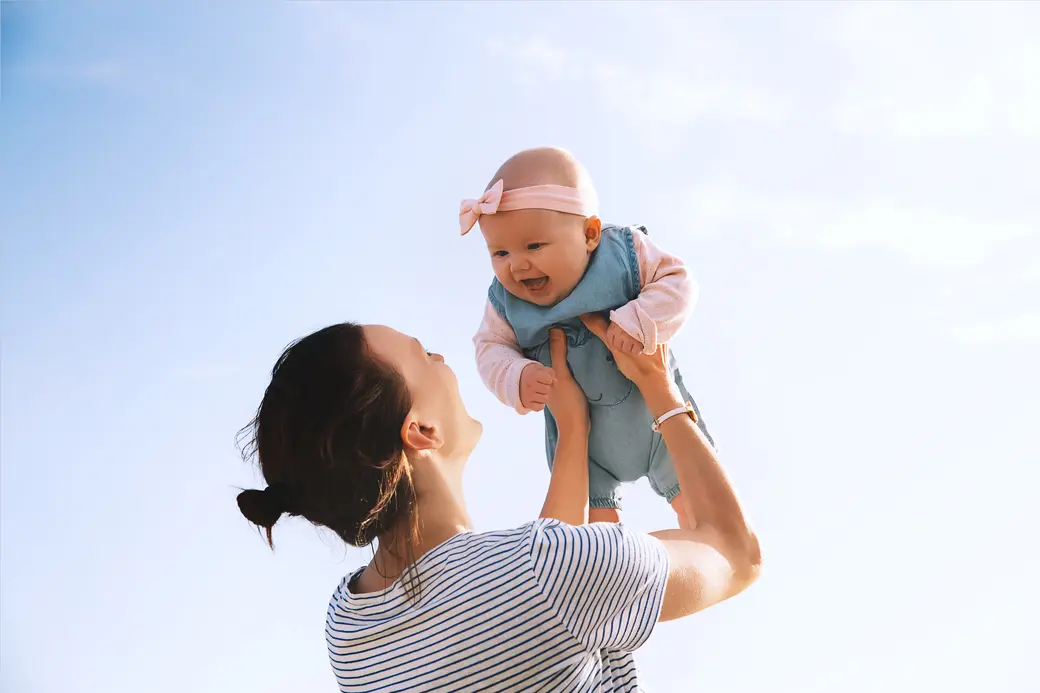 Junge Mutter wirft Baby in den Himmel