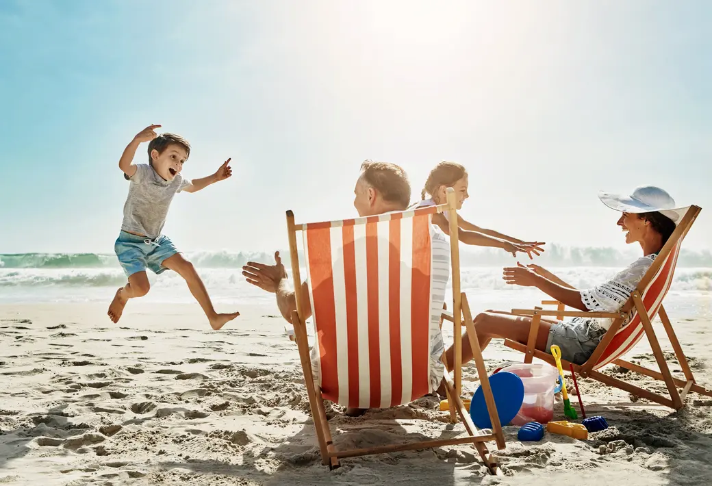 Strand, Sonnenschein und Familie im Urlaub