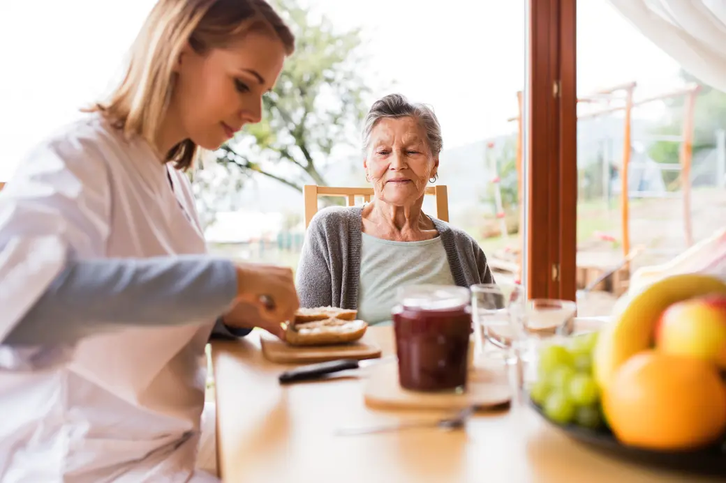 Gesundheit-Besucher und eine ältere Frau beim Hausbesuch